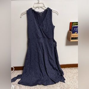 Toad & Co v-neck crossover knee-length dress with pockets and tie back